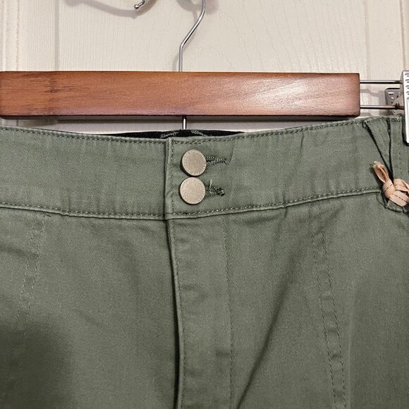 Democracy Women's NWT Green Ableisure High Rise Cut Off Cargo Shorts Plus Sz 24W - Picture 7 of 10